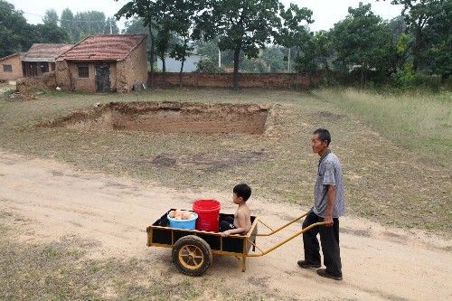 半岛·体育(中国)官方网站大雨中农村原始地坑院子防水方式各有妙招看雨水都跑哪去了(图11)