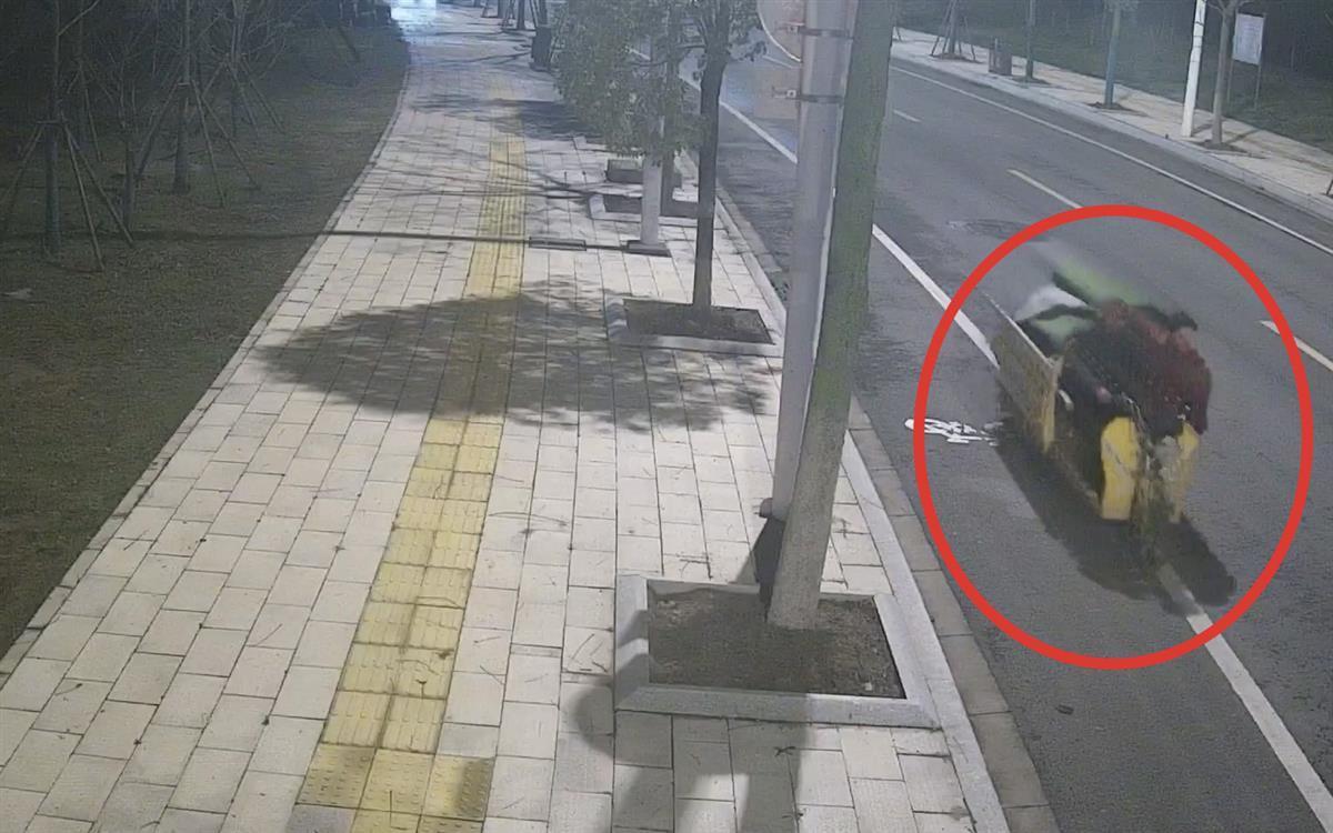 半岛·体育拘留！为了装扮废品回收站 男子“顺”走足球场的人造草皮(图2)