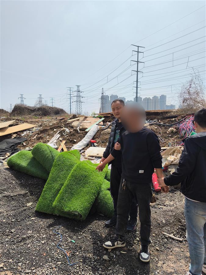 半岛·体育拘留！为了装扮废品回收站 男子“顺”走足球场的人造草皮(图4)