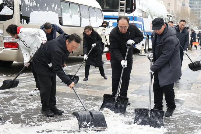 半岛·体育海淀区各级党组织和广大党员干部扫雪铲冰在行动