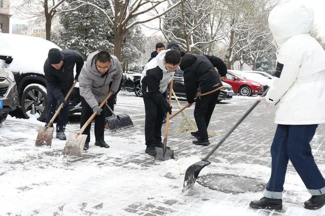 半岛·体育海淀区各级党组织和广大党员干部扫雪铲冰在行动(图2)