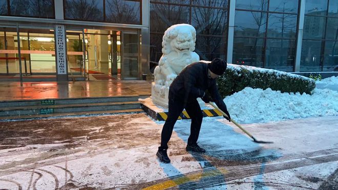 半岛·体育海淀区各级党组织和广大党员干部扫雪铲冰在行动(图9)