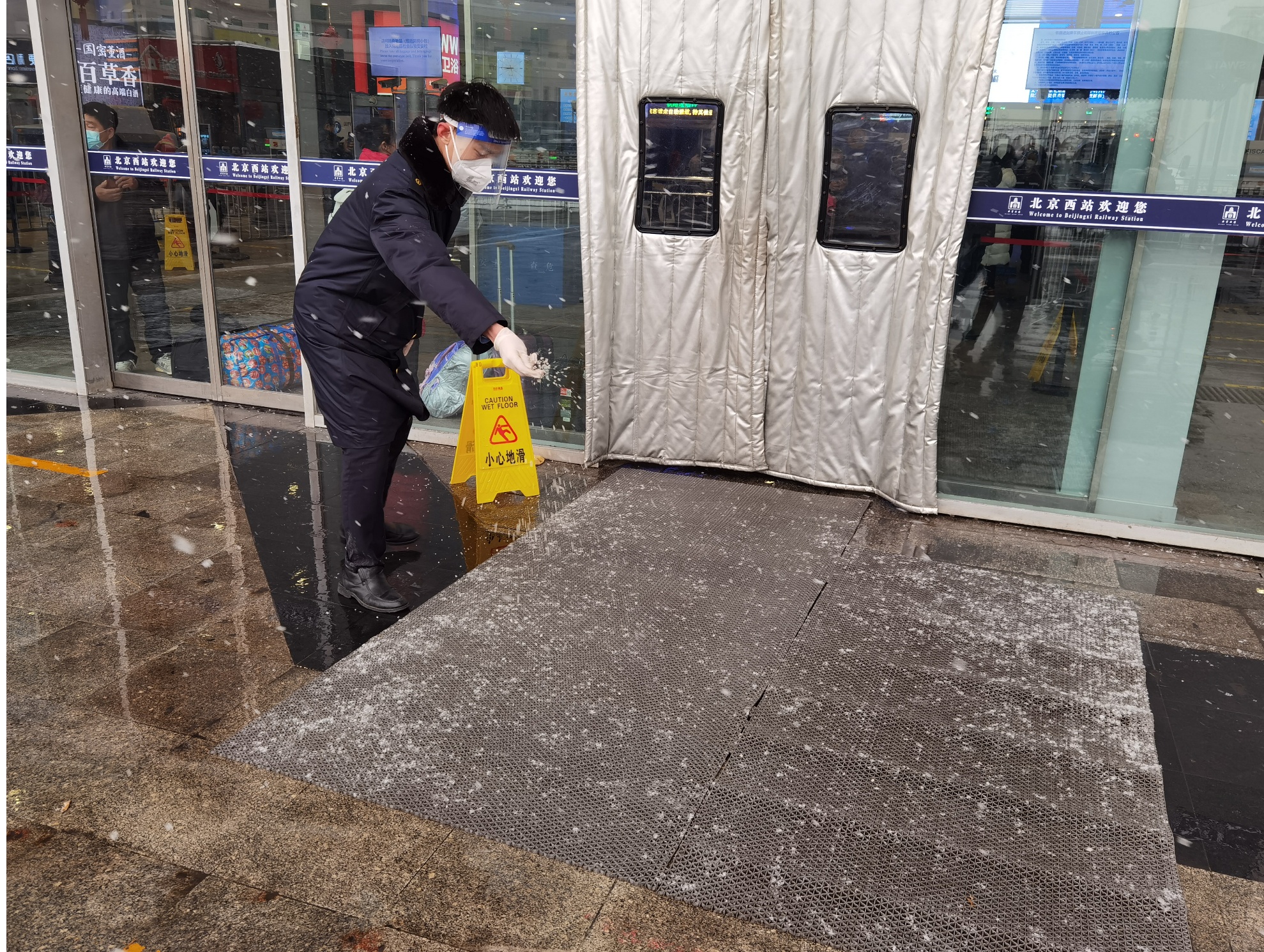 半岛·体育在进站口撒盐融雪、铺设防滑垫 北京西站保障旅客雪天出行安全