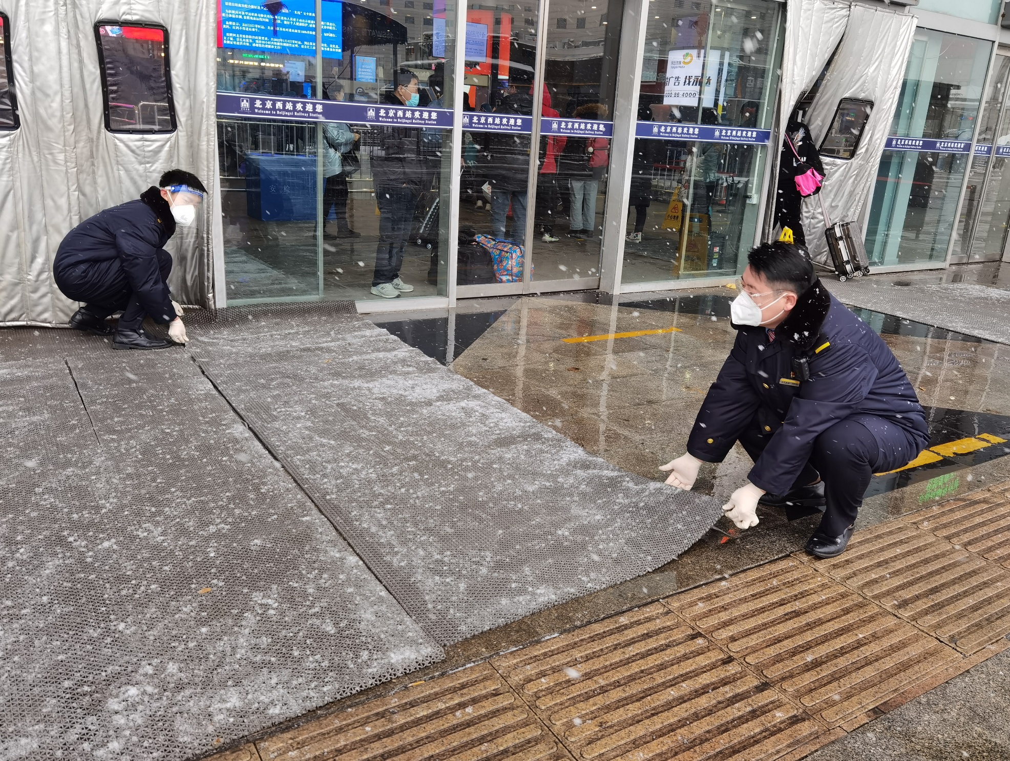 半岛·体育在进站口撒盐融雪、铺设防滑垫 北京西站保障旅客雪天出行安全(图2)