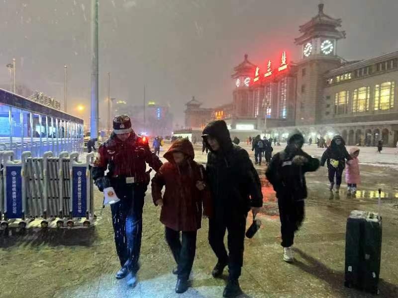 半岛·体育春运返程遇上龙年降雪 北京多座车站出现大量列车晚点(图3)