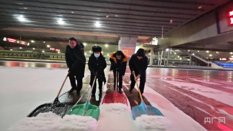 半岛·体育春运返程遇上龙年降雪 北京多座车站出现大量列车晚点(图2)