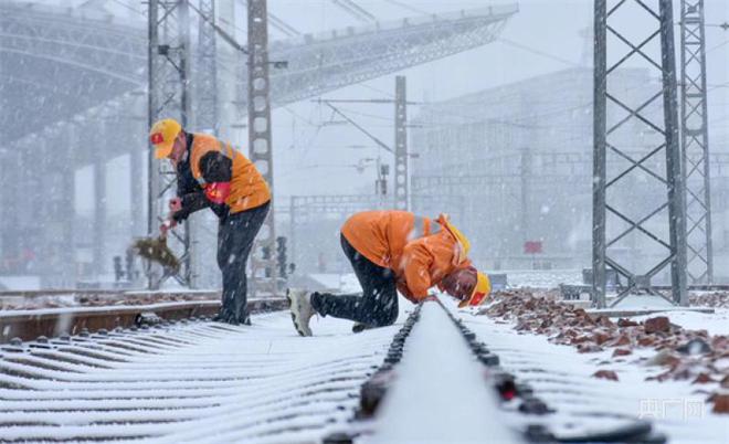 半岛·体育国铁集团郑州局连夜组织万余名干部职工除雪打冰(图2)