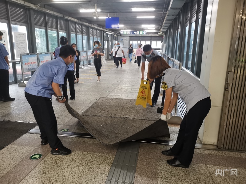 半岛·体育官网登录入口北京地铁：强降雨期间 为乘客发放一次性雨衣1万余件