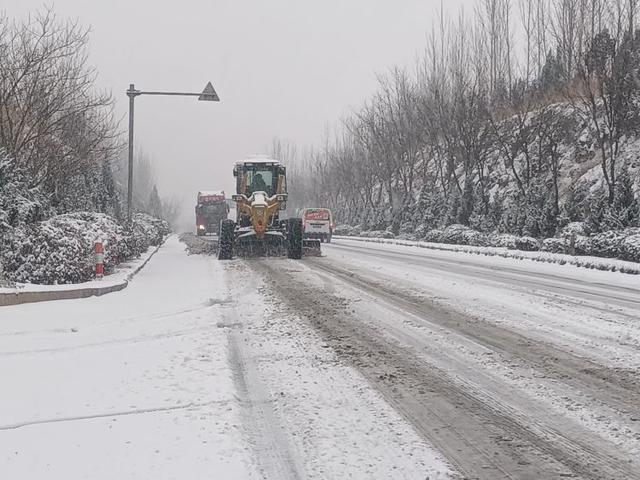 半岛·体育淄博这里全力清雪保畅通！已撒布融雪剂88吨、防滑料26吨(图2)