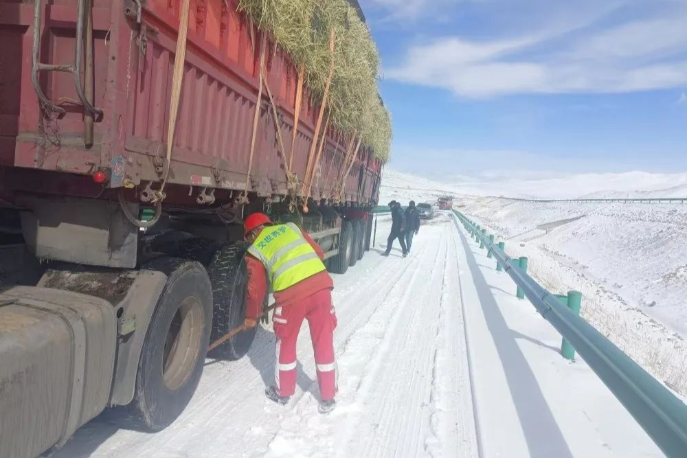 半岛·体育(中国)官方网站雪线尖兵战严寒 清雪除冰保畅通(图2)