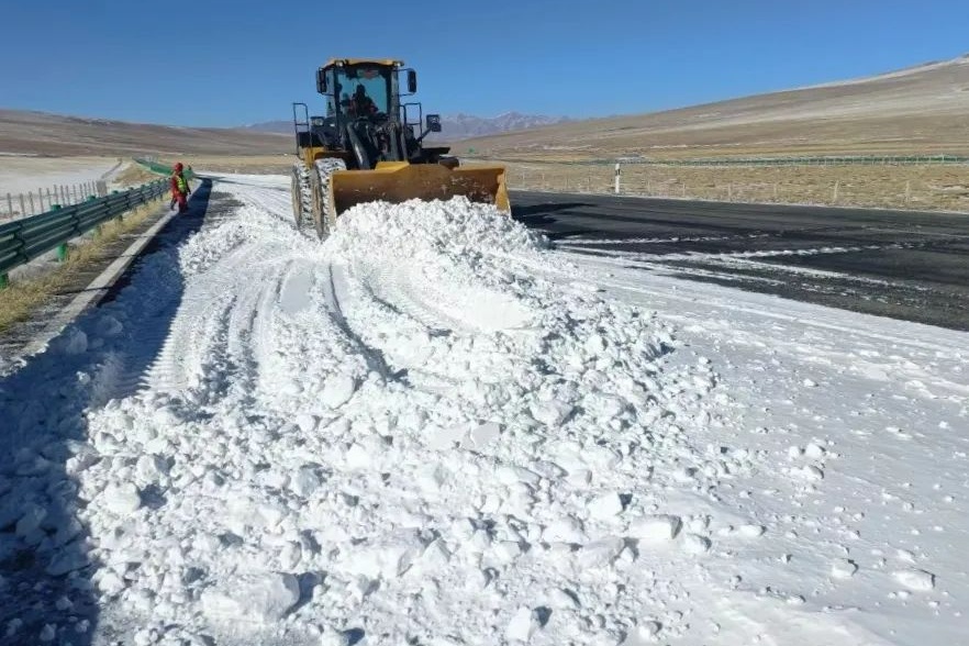 半岛·体育(中国)官方网站雪线尖兵战严寒 清雪除冰保畅通