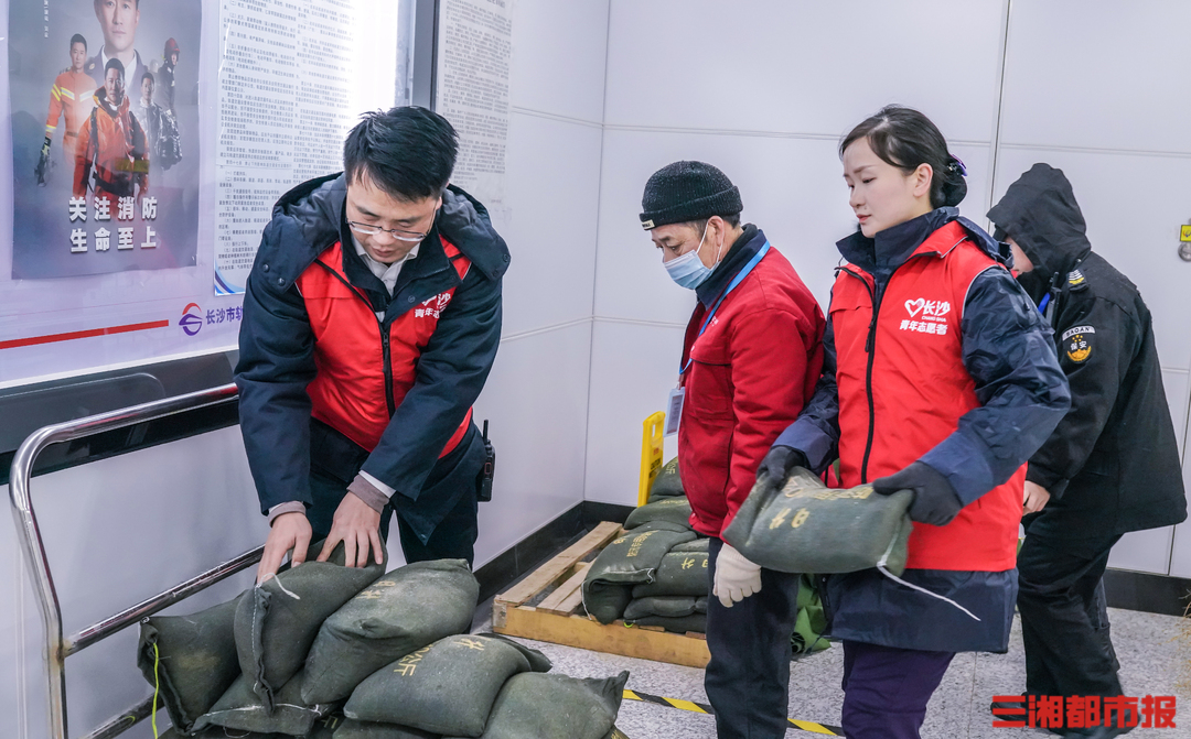 半岛·体育(中国)官方网站破冰之战丨西环线行车间隔有调整！长沙轨道备足防寒物资地(图3)