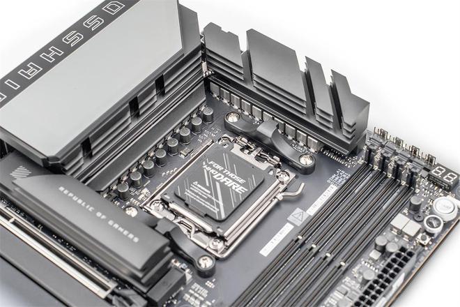 半岛·体育(中国)官方网站16盘位NAS机箱乔思伯N5+9950X+ROG X8(图10)