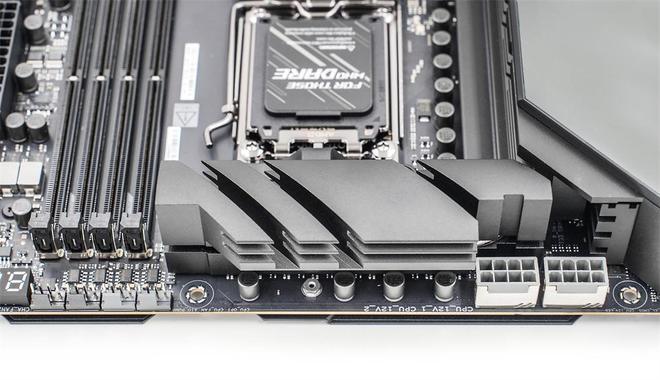 半岛·体育(中国)官方网站16盘位NAS机箱乔思伯N5+9950X+ROG X8(图11)