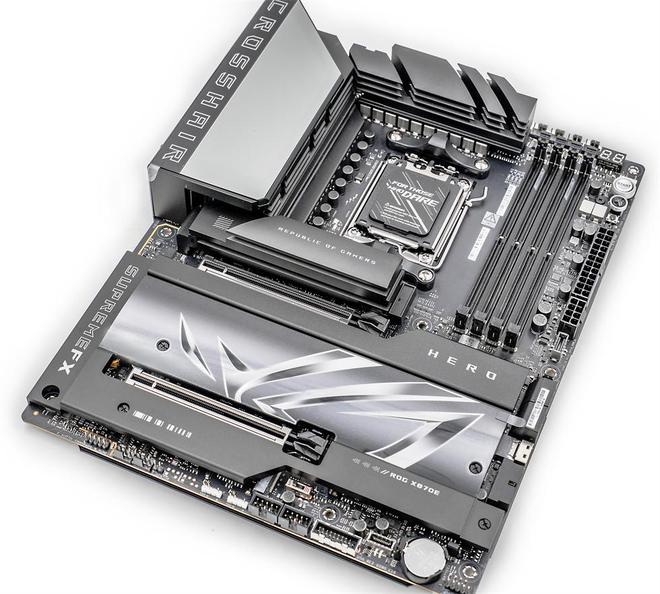 半岛·体育(中国)官方网站16盘位NAS机箱乔思伯N5+9950X+ROG X8(图9)