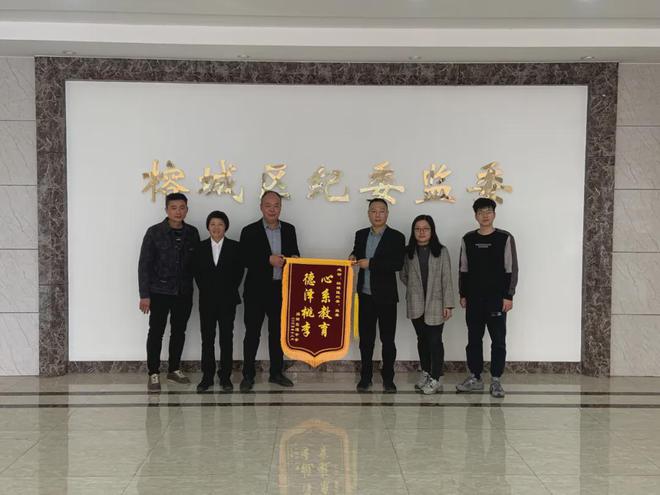 半岛·体育揭阳真理中学跑道严重退化！食堂狭小师生“就餐难”！后续来了→