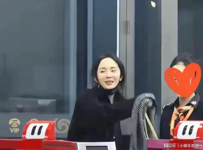 半岛·体育(中国)官方网站杨幂生图被骂惨！凌晨机场发顶稀疏瘪嘴凹脸像老太少女人设(图6)