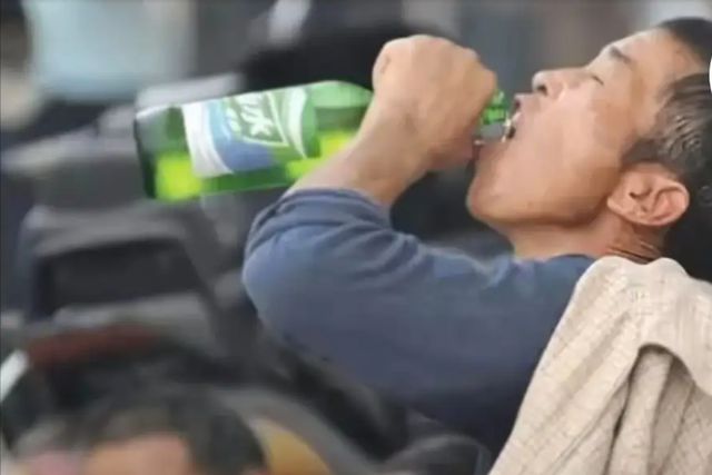 半岛·体育(中国)官方网站为什么农民工总在午饭时间来一瓶啤酒？(图1)